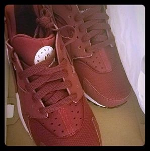 Brand new Nike Hurraches